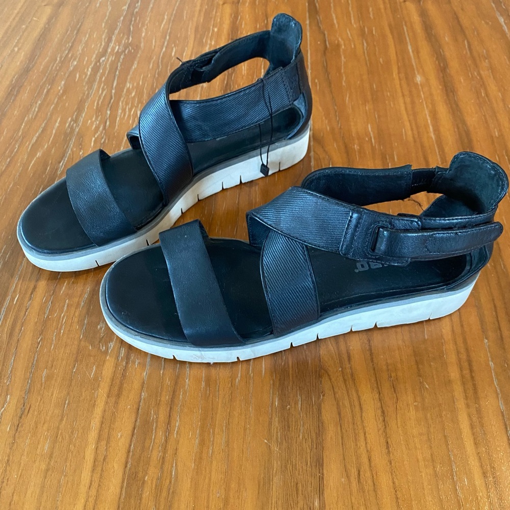 Tsubo sandals size 6.5